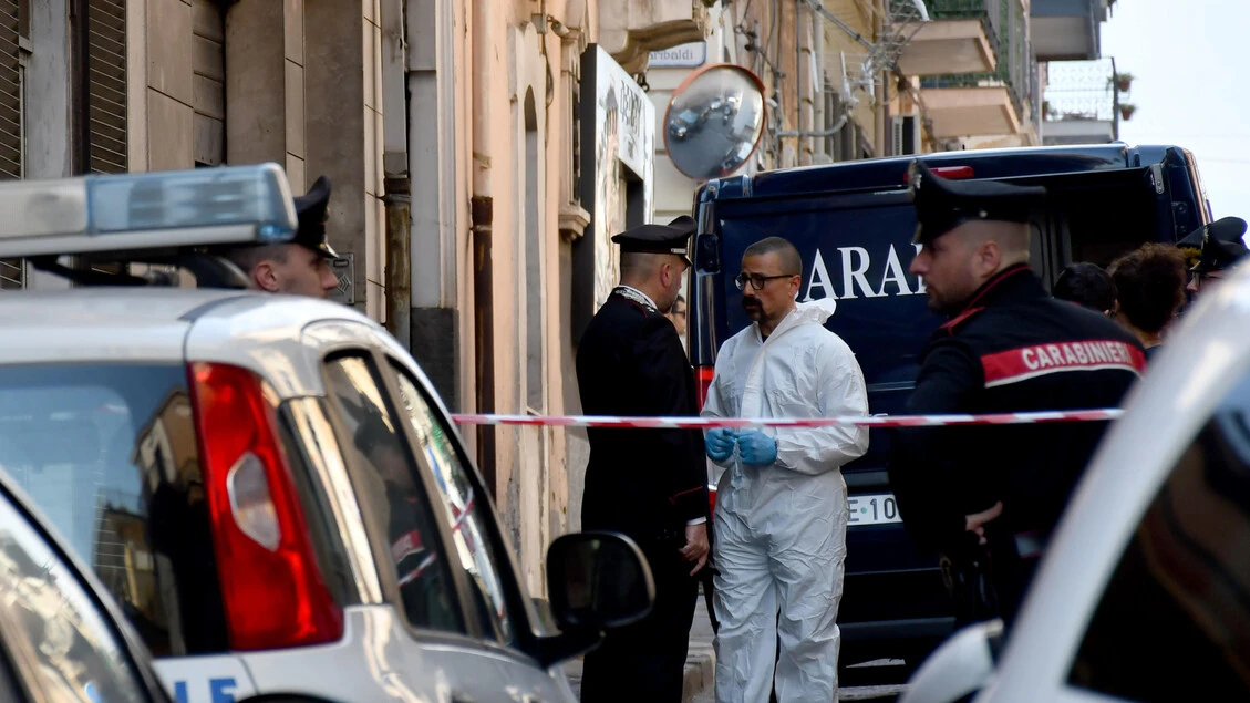 Butta figlia dal balcone, figlio 7 anni ha tentato di fermarla