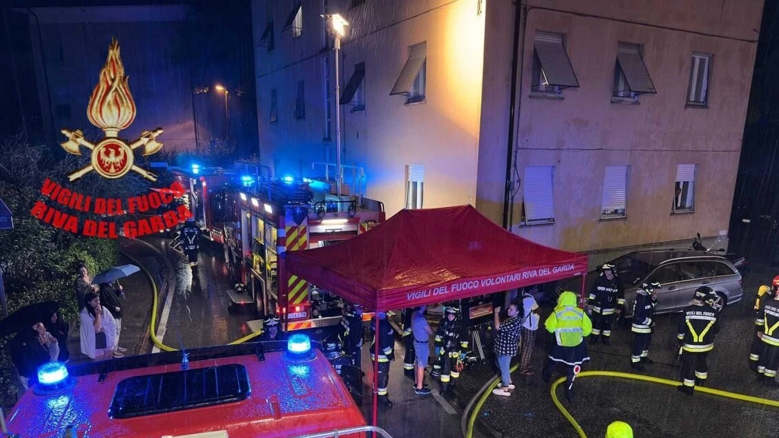 Fulmine sul palazzo, incendio nel sottotetto e fuga di gas