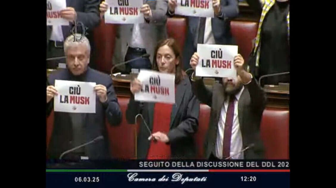 Ddl spazio, Avs protesta con cartelli con scritto 