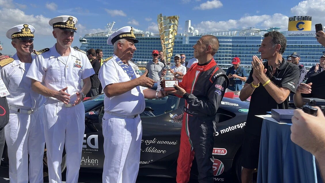 Auto: Barone da record su nave Trieste, show con la Ferrari SF90