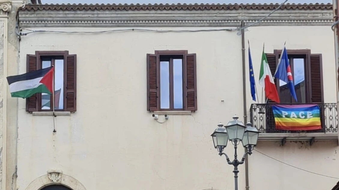 Sul Municipio di Macchiagodena sventola bandiera della Palestina