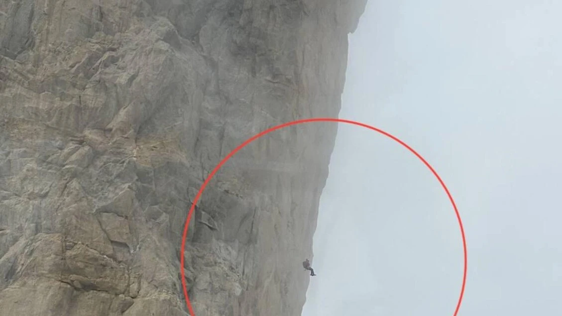 Alpinista appeso su parete Monte Bianco, ora il recupero