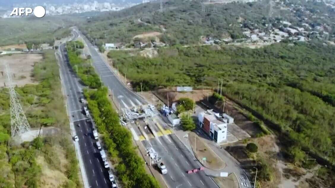 Colombia, distrutto un casello autostradale al confine con il Venezuela