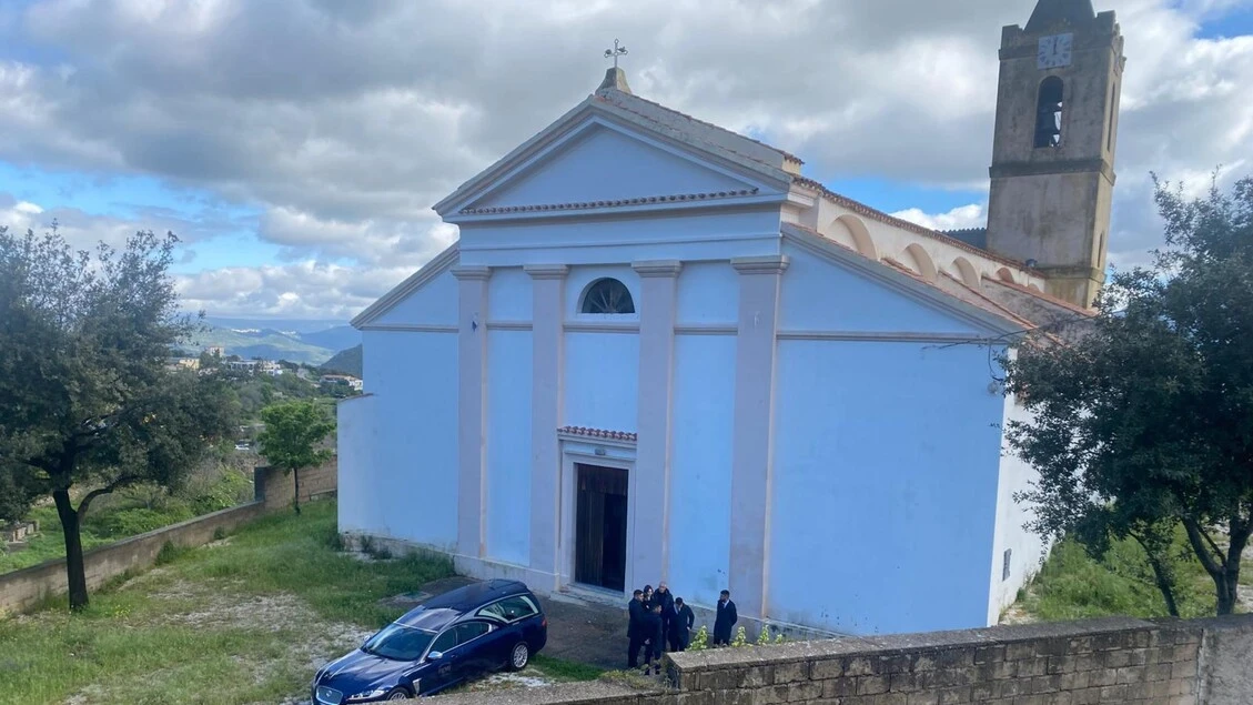 Chiesa gremita per i funerali di Graziano Mesina a Orgosolo