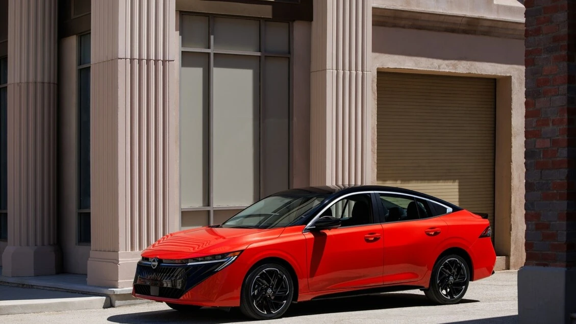 Nissan, la Sentra 2026 per gli USA è solo a benzina