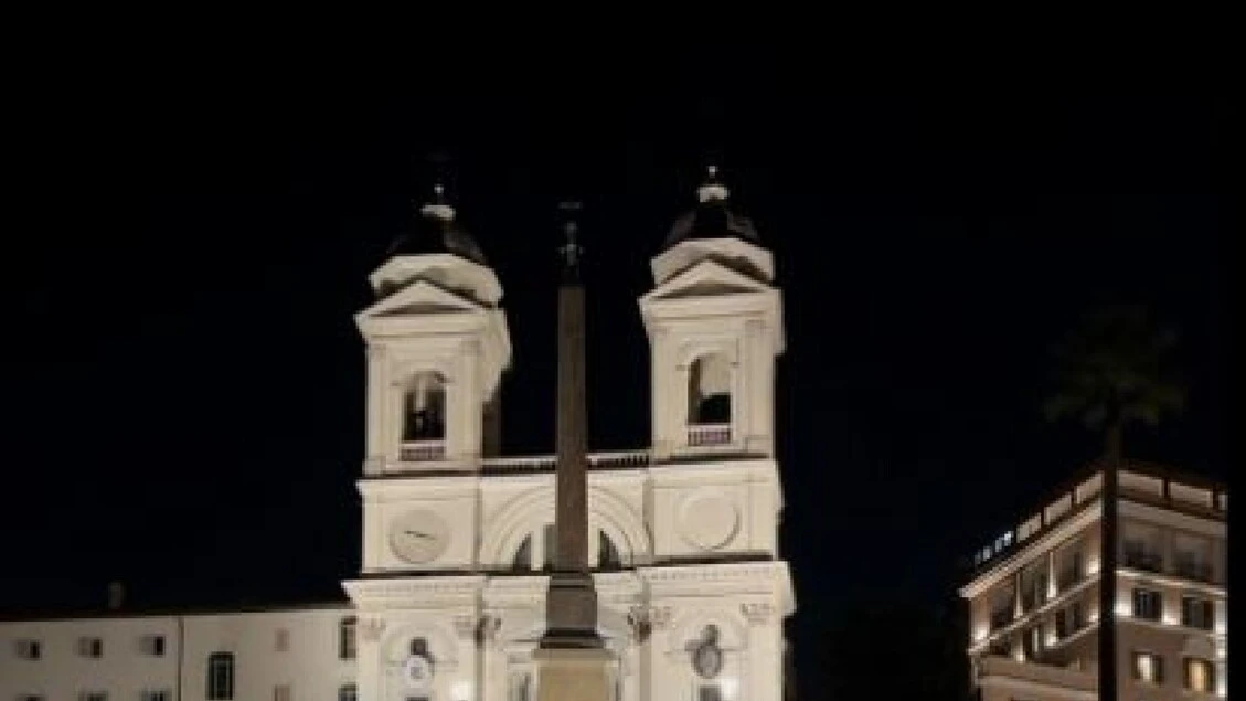 50 volti di donne su Trinità dei Monti per empowerment femminile