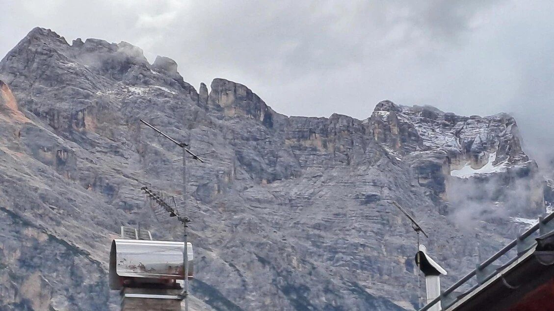 Il freddo in montagna, cime attorno Cortina imbiancate di neve