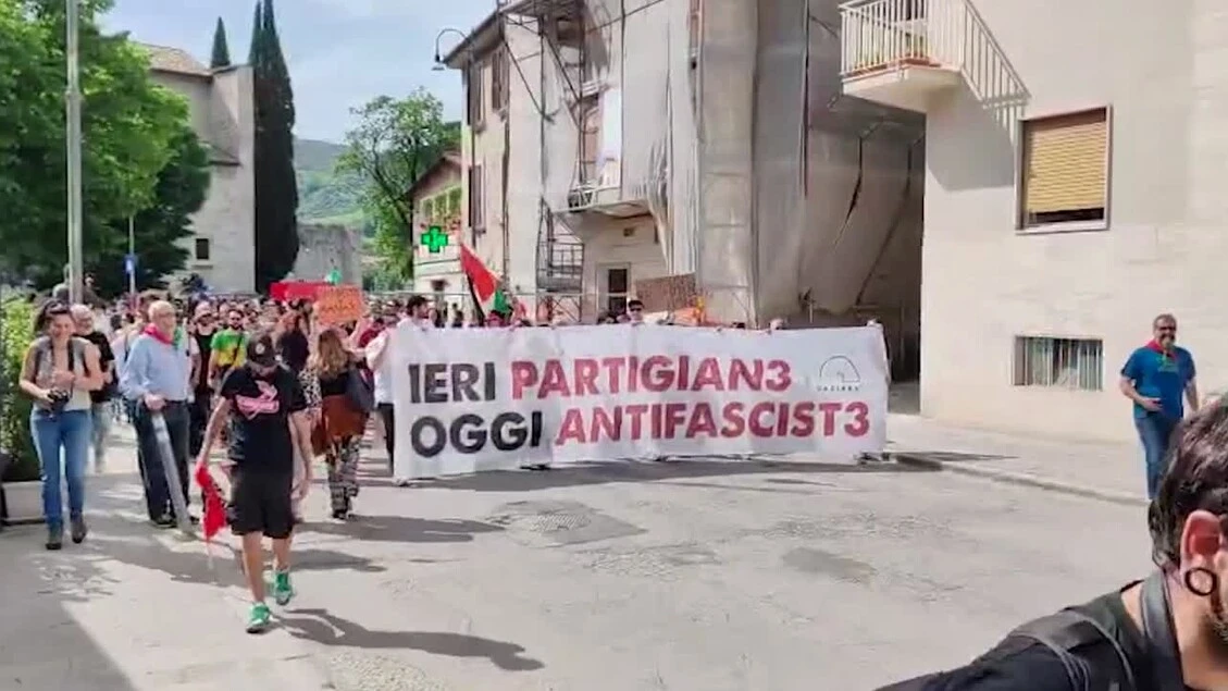 Ascoli, sfila il corteo a sostegno della fornaia antifascista