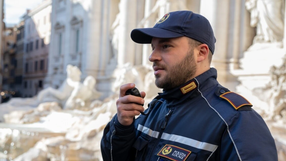 Abbandonano rifiuti vicino Fontana di Trevi, denunce e multe