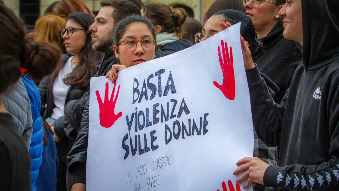 Femminicidi e media, oggi la stampa li racconta meglio