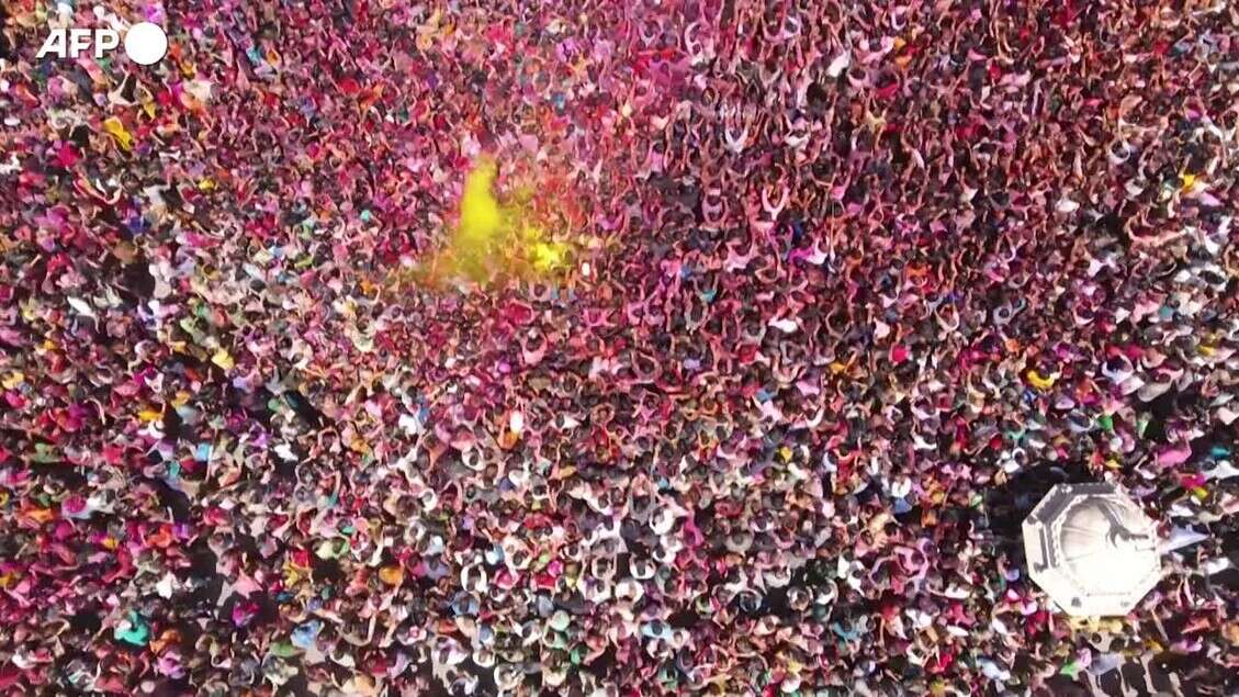 India, Ahmedabad si colora per celebrare l'Holi