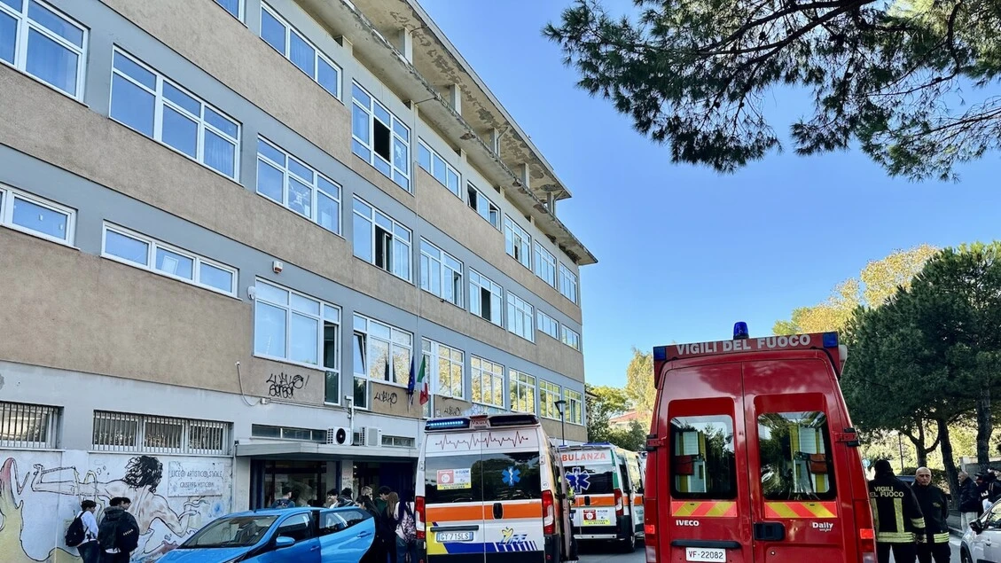 Spray urticante in una scuola a Pescara, un liceo evacuato nel panico