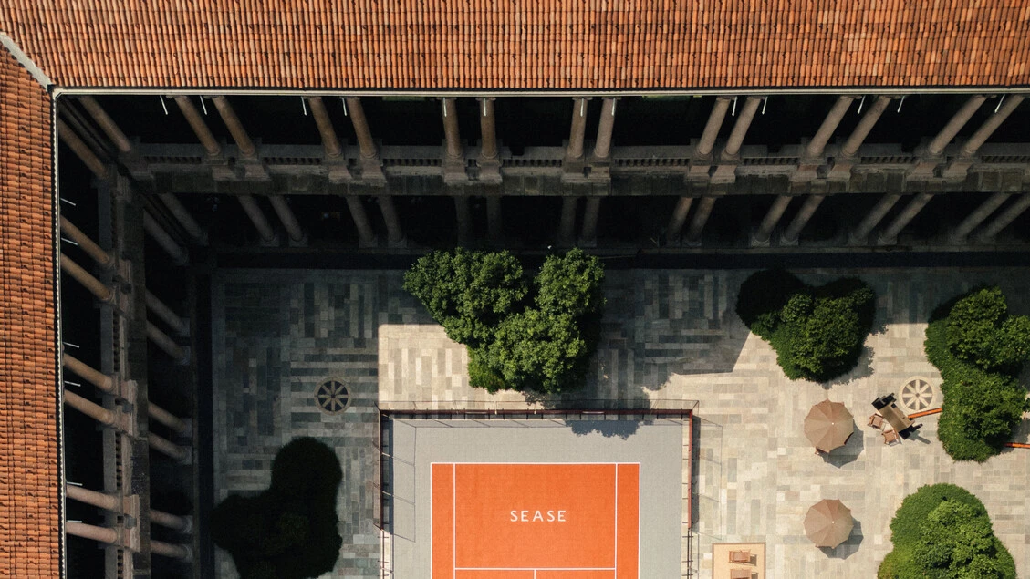 Un campo di tennis in centro a Milano per la fashion week