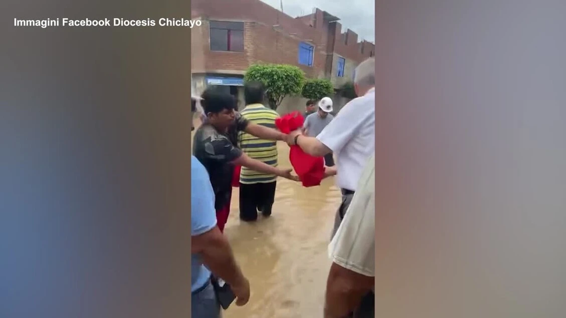 Coi piedi nel fango durante un'inondazione, Prevost in Peru' nel 2023