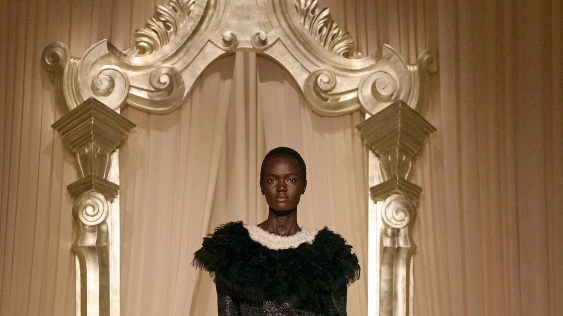 Tra sartorialità e natura Chanel sfila in attesa di Blazy