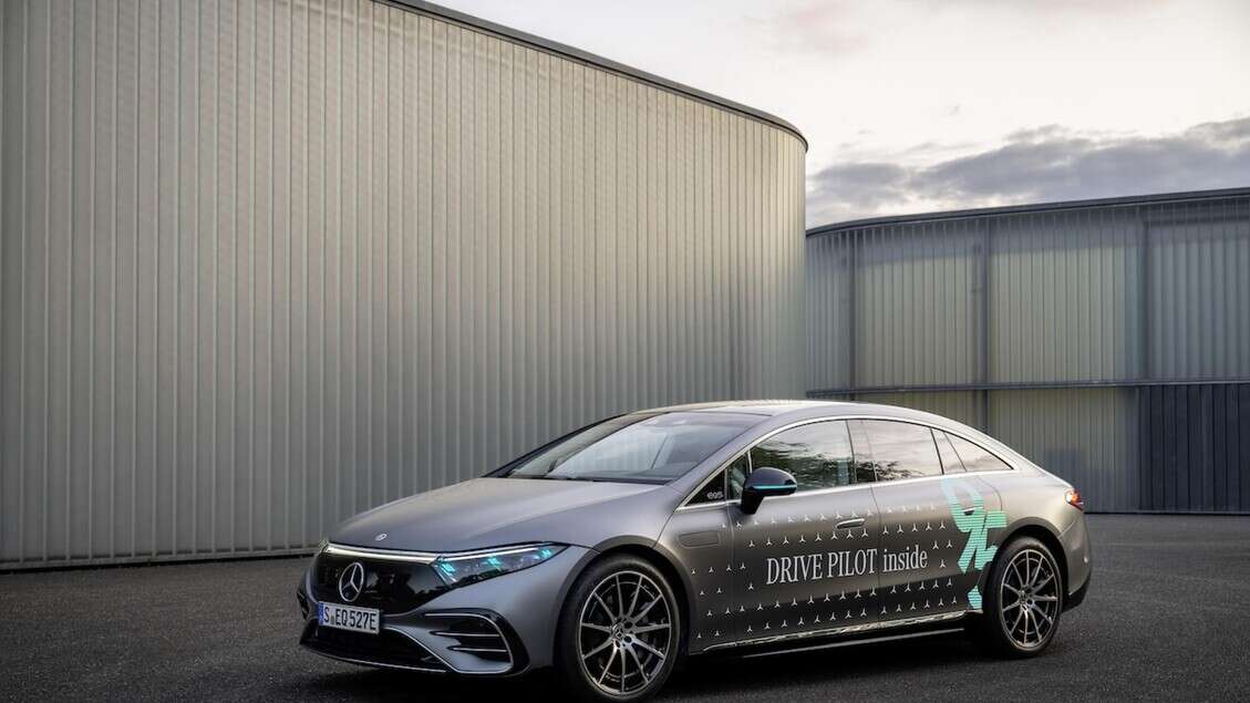 Mercedes, luci speciali per la guida autonoma in Germania