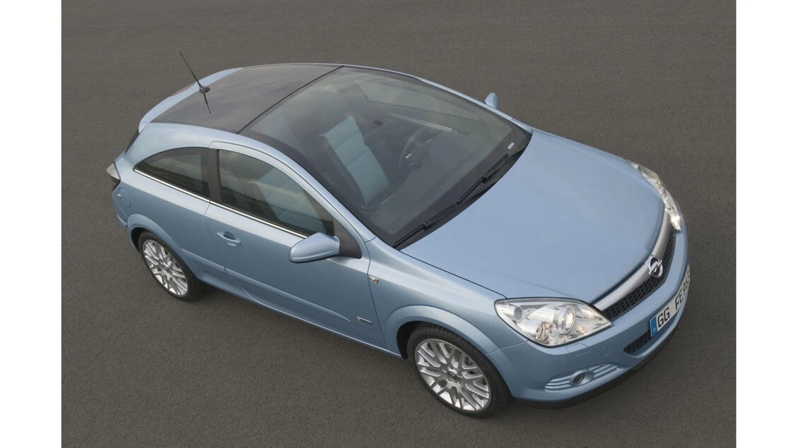 Opel, la prima ibrida del brand compie 20 anni