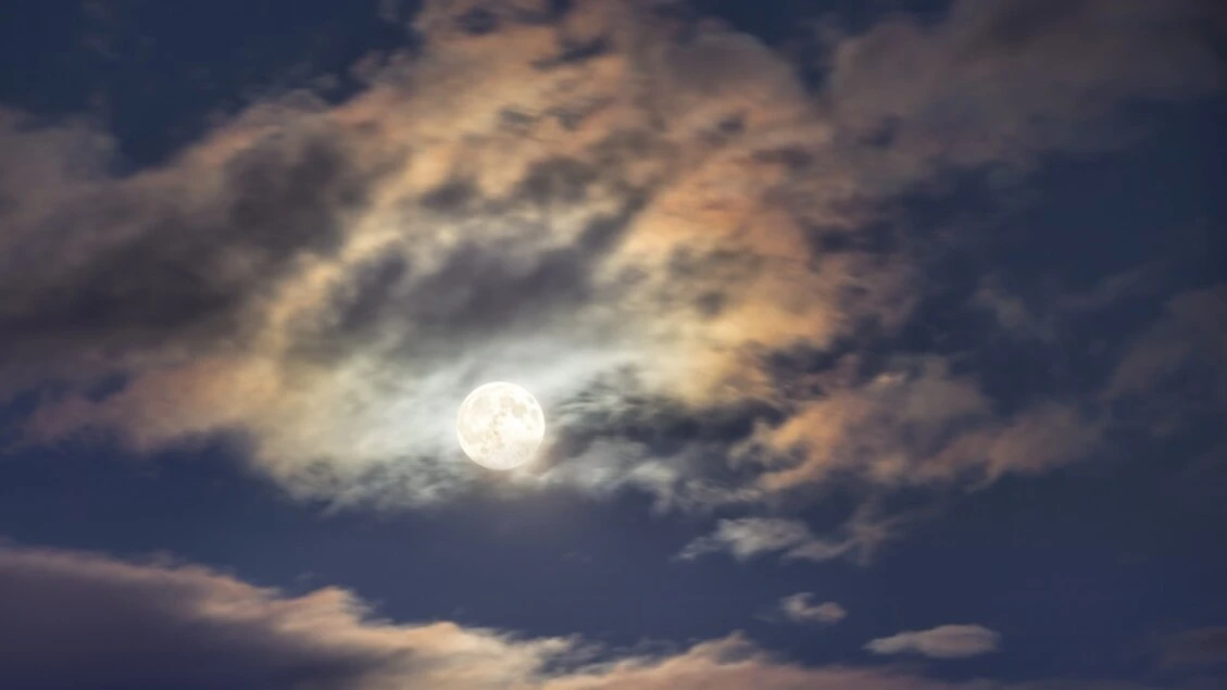 Le iridescenze lunari fotografate sulle Dolomiti