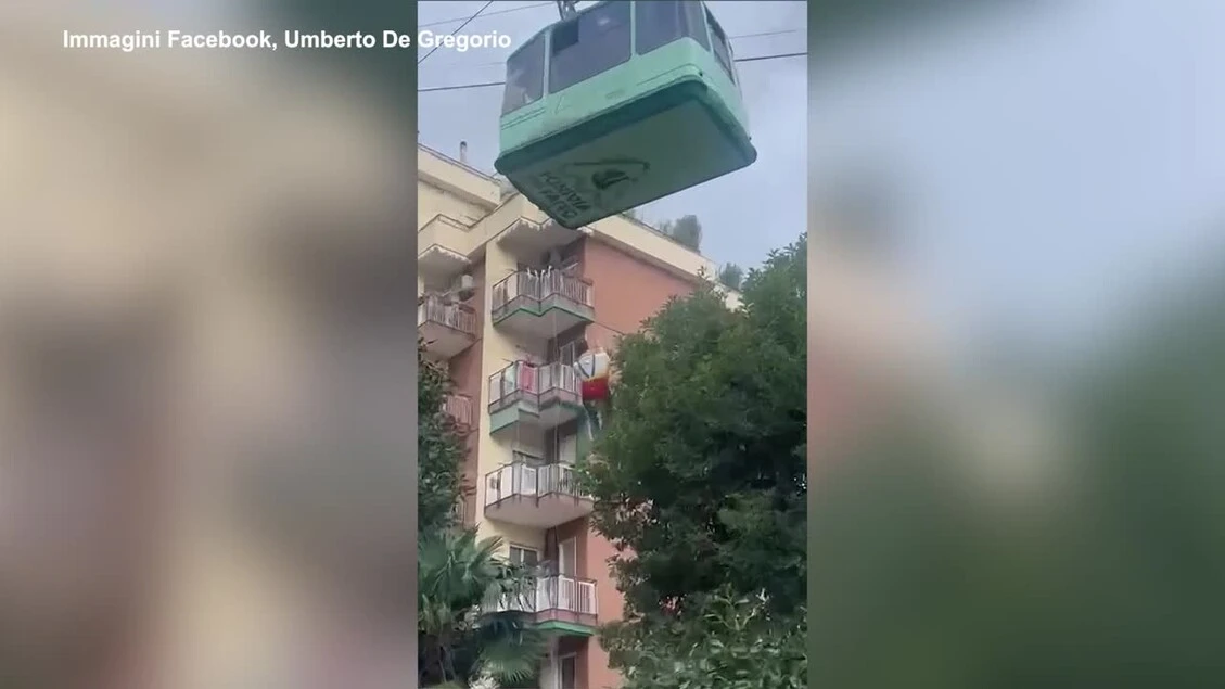 Funivia del Faito, passeggeri imbragati e fatti scendere dalla cabina