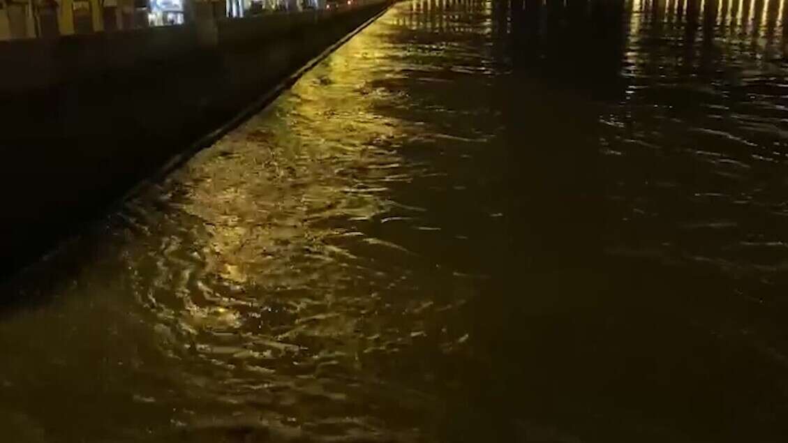 A Firenze l'Arno fa paura, la piena da ponte Santa Trinita