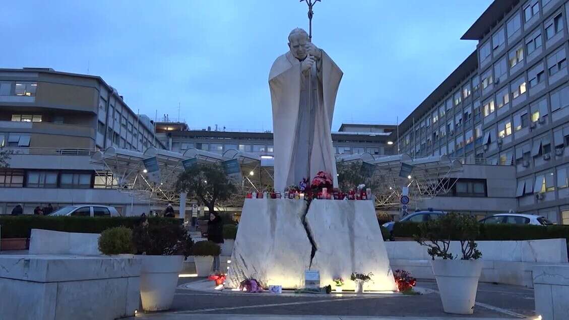 Papa Francesco ricoverato, le preghiere dei fedeli davanti al Gemelli