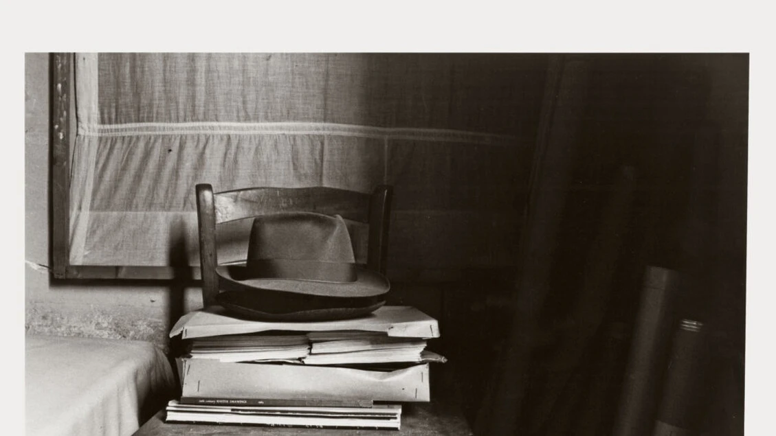 Gianni Berengo Gardin fotografa lo studio di Giorgio Morandi