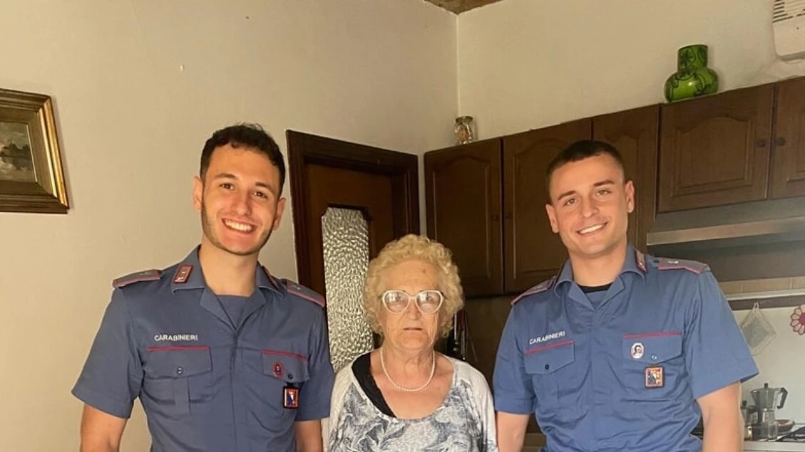 Festeggia 84 anni da sola, i carabinieri le fanno gli auguri