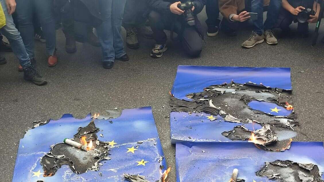 La manifestazione dei Movimenti, bruciato poster con bandiera Ue