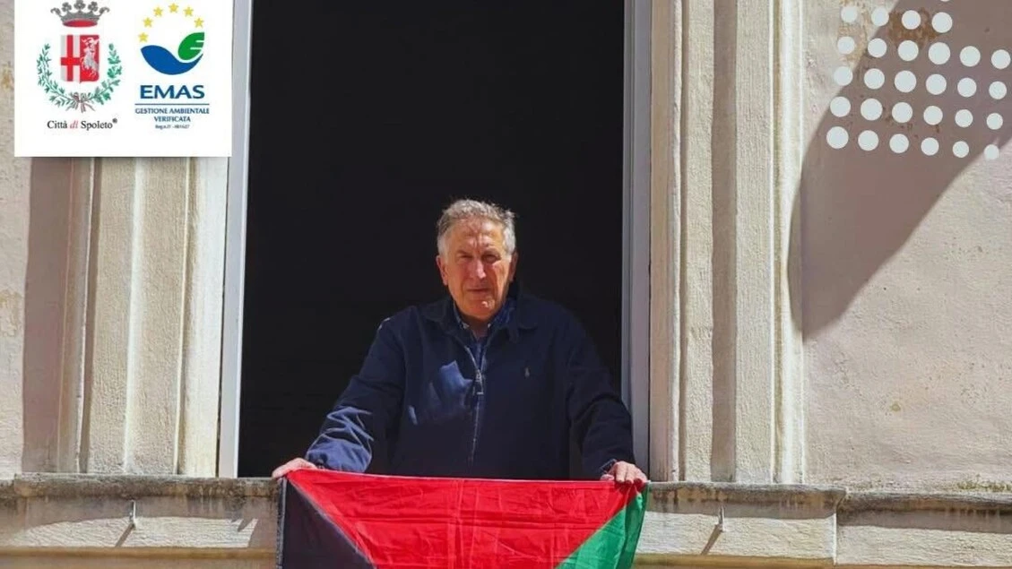 Bandiera della Palestina esposta sul Comune di Spoleto