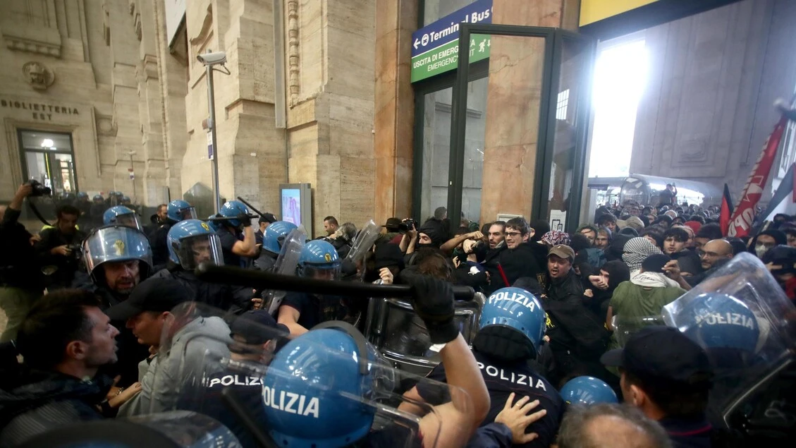 Scontri Milano, revocati domiciliari ai 2 studenti minorenni