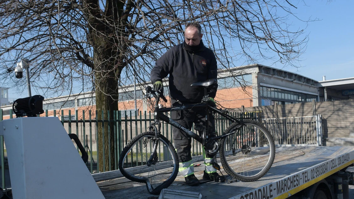 Madre e figlio in bici investiti da auto, autista senza patente
