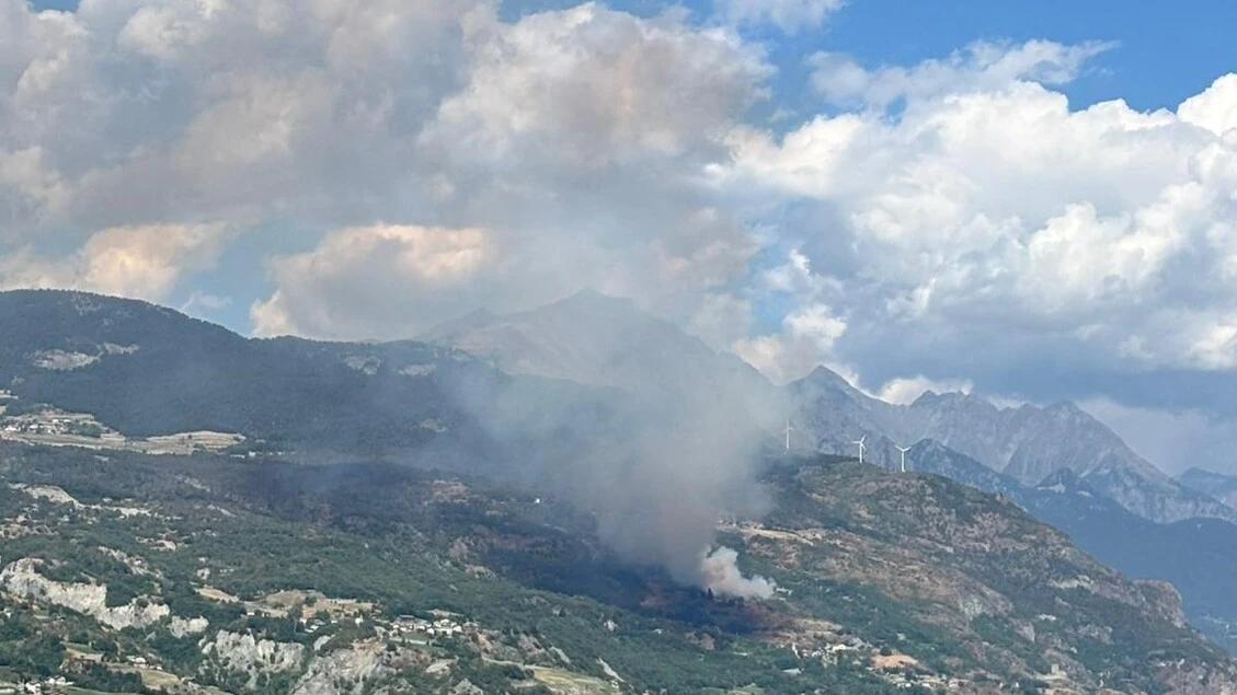 Prosegue incendio in Valle d'Aosta, distrutto un edificio