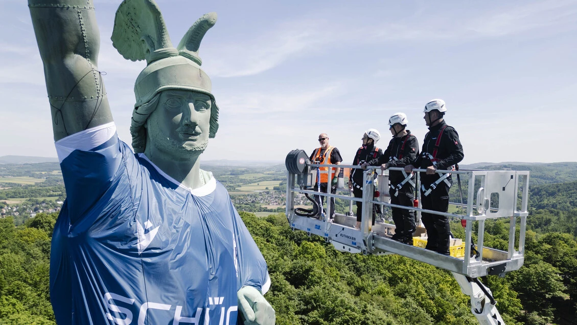 Main sponsor Schüco thrilled by sporting success/Schüco dresses Germany's tallest statue in a footba