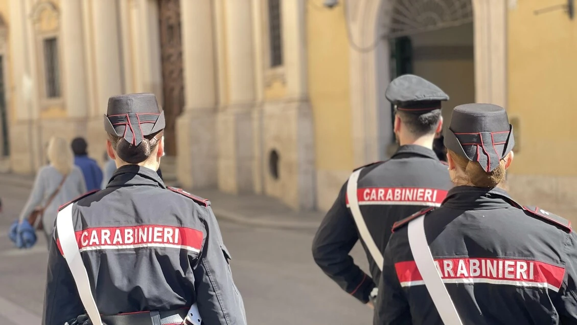 Finto carabiniere scappa e per strada urta un carabiniere vero