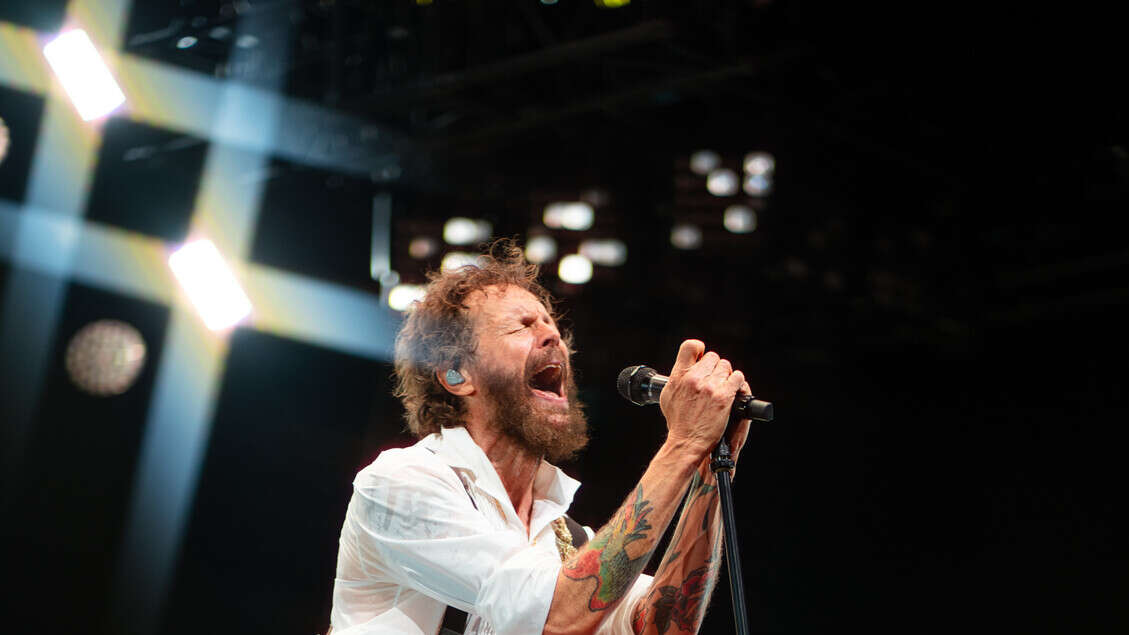 A Jovanotti una chitarra elettrica fatta in carcere a Treviso