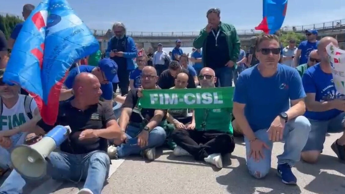 I lavoratori ex Ilva rimuovono blocco da statale Taranto