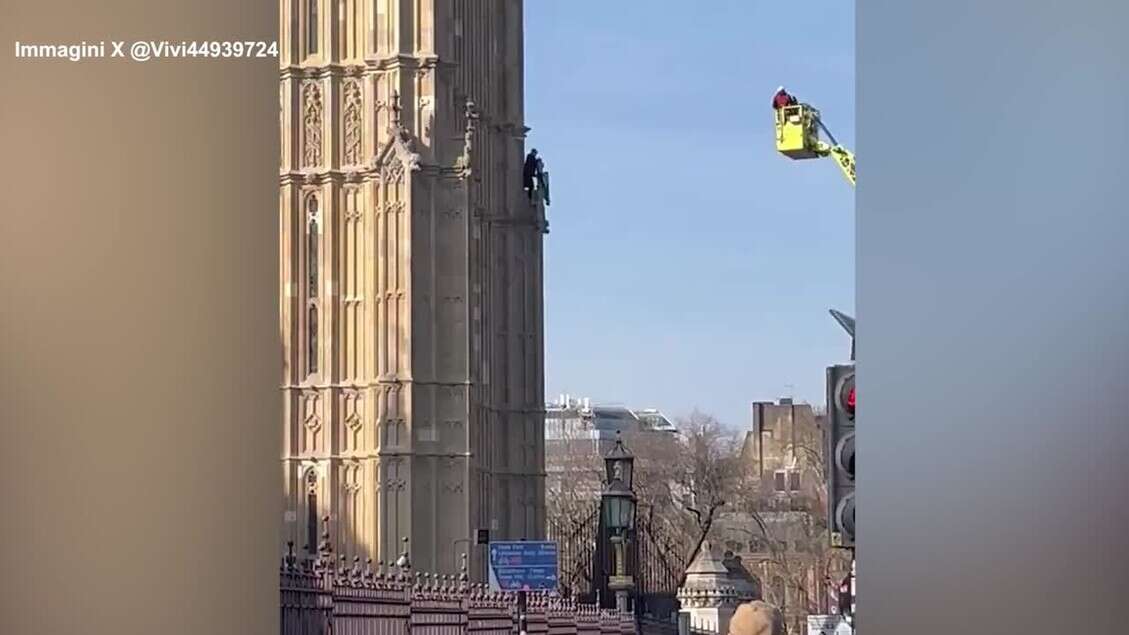 S'arrampica su Big Ben con bandiera Palestina, polizia sul posto