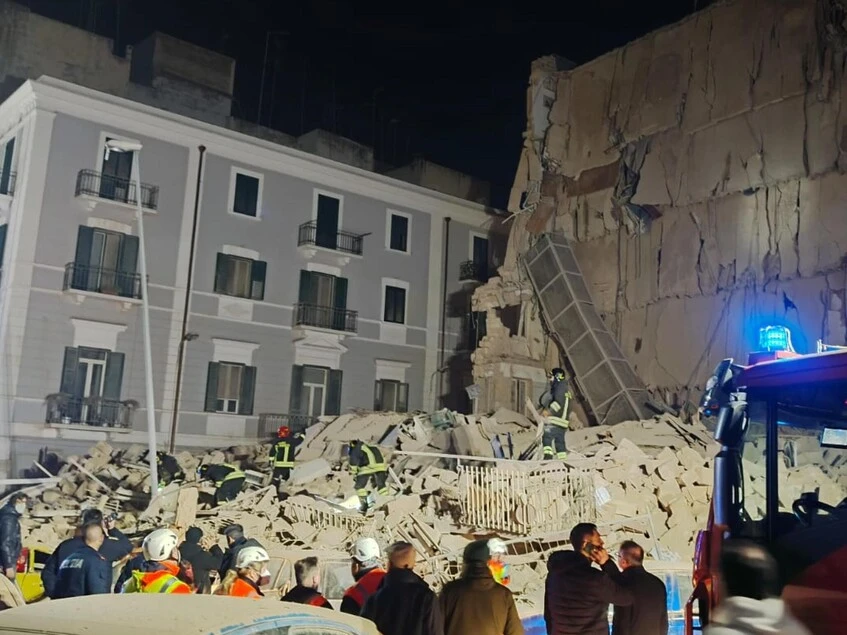 Crollo a Bari, la donna di 74 anni trovata viva dopo 24 ore