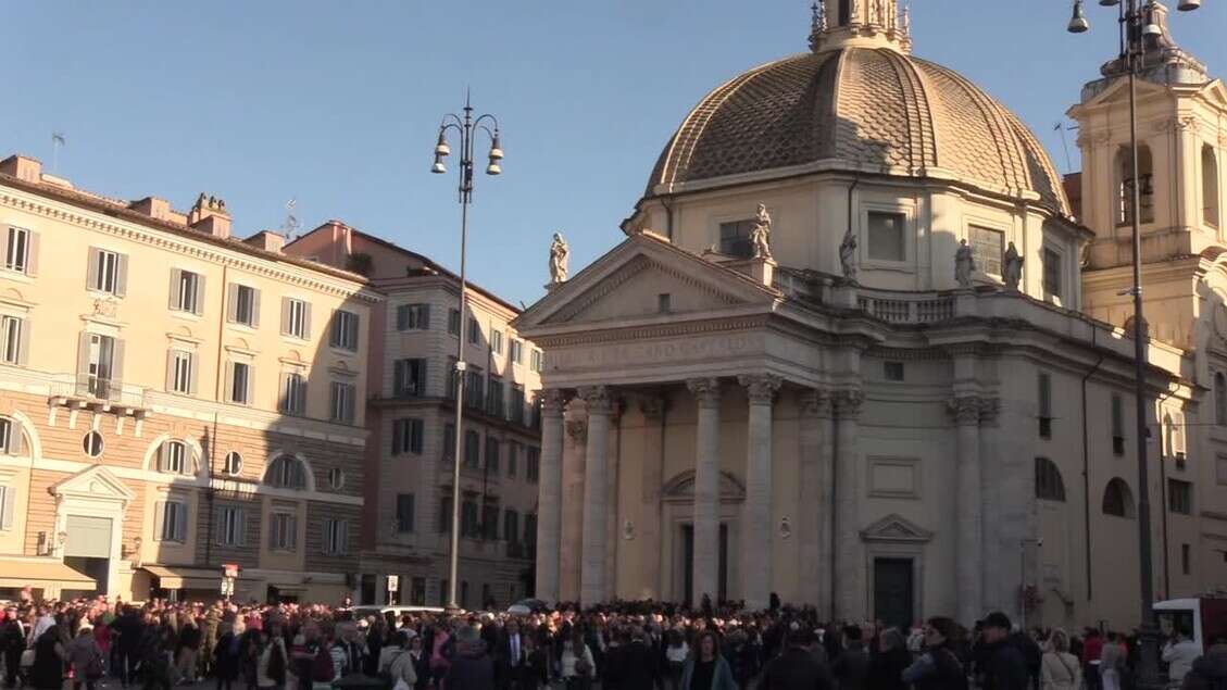 Eleonora Giorgi, l'arrivo del feretro accompagnato dai Pink Floyd