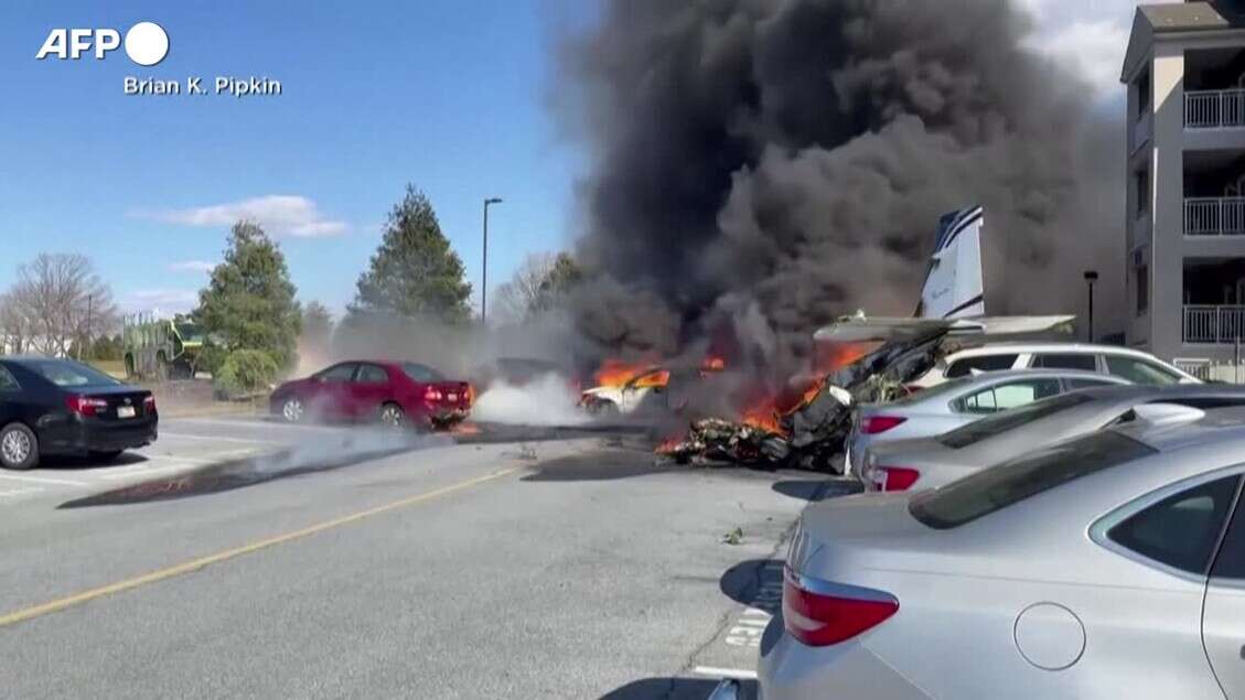 Un piccolo aereo si schianta in un parcheggio della Pennsylvania