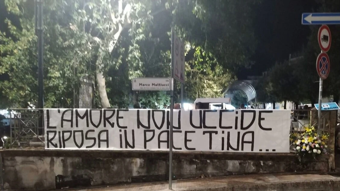 Striscione per Tina, la donna uccisa a Montecorvino