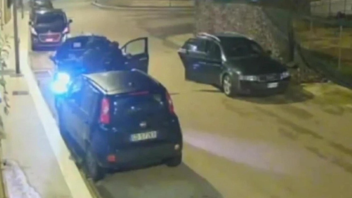 Decine di furti su auto, arrestati 3 fratelli, indagato il padre