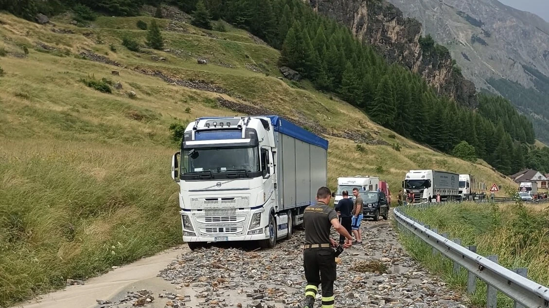 Frana al colle della Maddalena nel Cuneese, persone bloccate