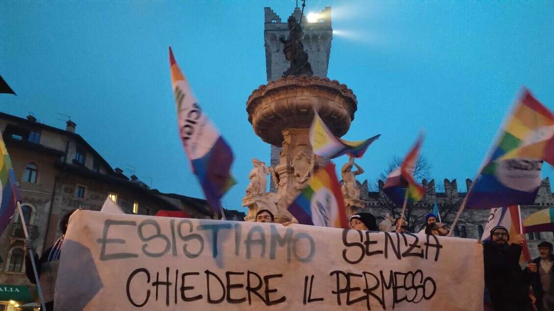 Poliziotta transgender aggredita, manifestazione a Trento