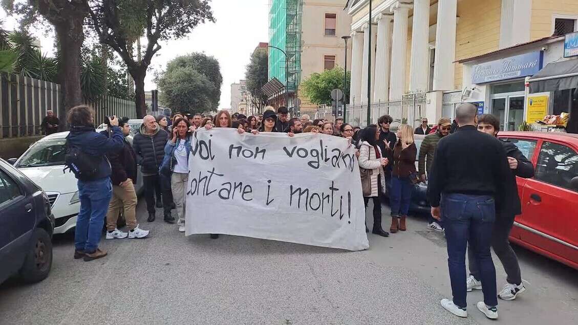 Campi Flegrei, cittadini in corteo a Bagnoli: 