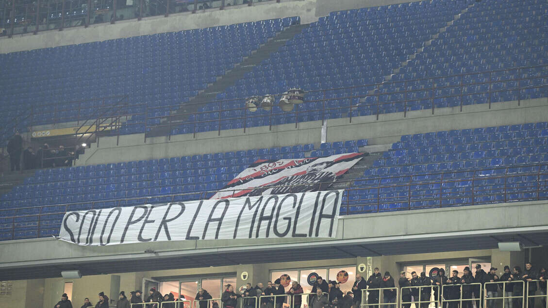 Dura contestazione della curva del Milan 'Cardinale vattene'