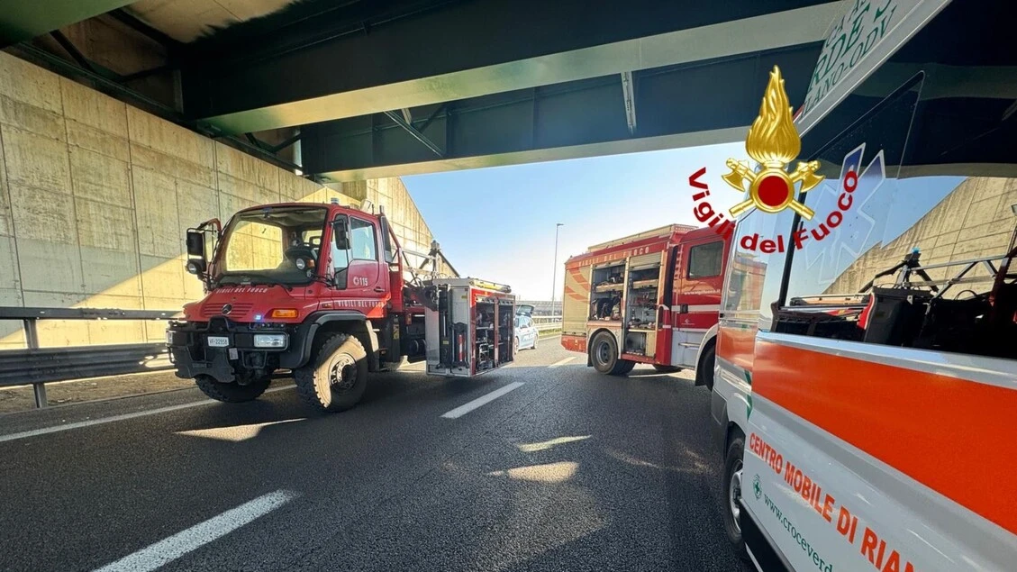 Bus con 44 bambini tampona un Tir, gravissimo l'autista