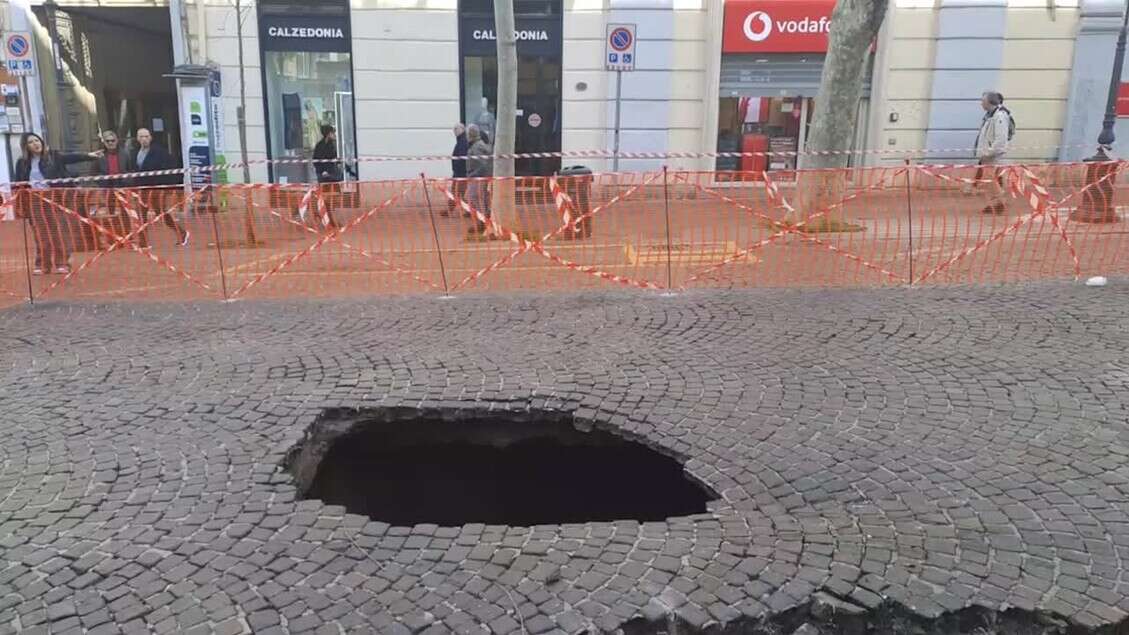 Voragine a Napoli, vi finisce dentro compattatore dei rifiuti