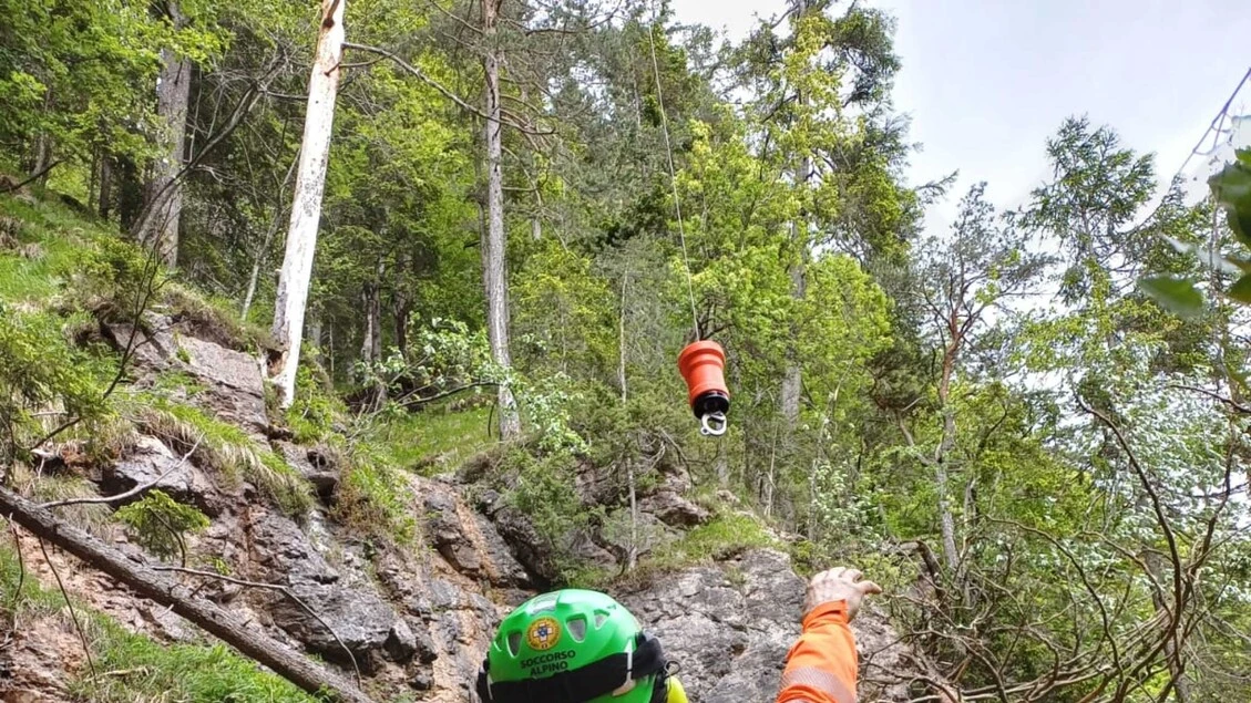 Ciclista cade in una forra in Fvg vicino al confine e muore