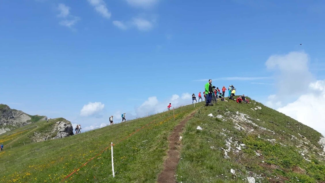 Tornello sul sentiero per protesta contro il turismo di massa